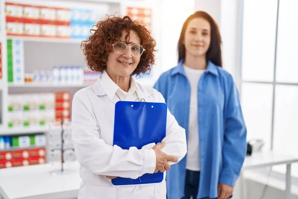 Dos Mujeres Farmacéuticas Cliente Sonriendo Confiadas Pie Farmacia — Foto de Stock