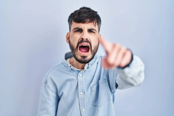 Jeune Homme Hispanique Avec Barbe Debout Sur Fond Bleu Pointant — Photo