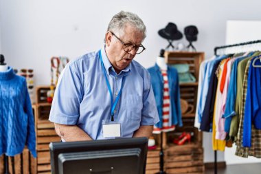Mide bulantısı ve acı verici bir hastalık yüzünden perakende satış mağazasında müdür olarak çalışan yaşlı bir adam. Ağrı kavramı. 