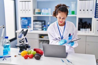 Laboratuvarda çalışan orta yaşlı İspanyol kadın.