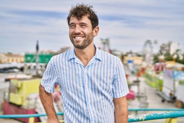 Çekim parkında mutlu gülümseyen genç İspanyol adam..