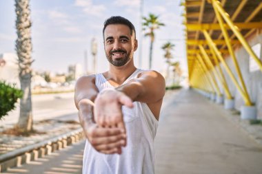 İspanyol adam güneşli bir günde dışarıda çalıştıktan sonra geriniyor.