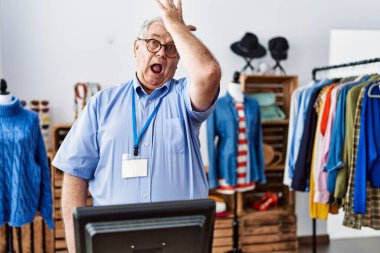 Perakende mağazasında müdür olarak çalışan gri saçlı son sınıf öğrencisi. Hatayla el ele tutuşup şaşırdı. Hatayı unutmayın. Unuttum, kötü hafıza kavramı. 