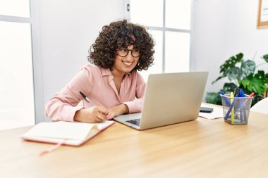 Ortadoğulu genç iş kadını ofiste çalışan bir günlük tutuyor..