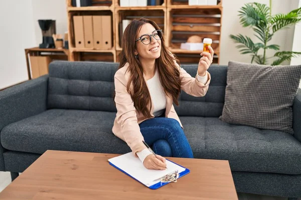 Ung Latinamerikansk Kvinna Som Har Psykolog Session Ordinera Piller Behandling — Stockfoto