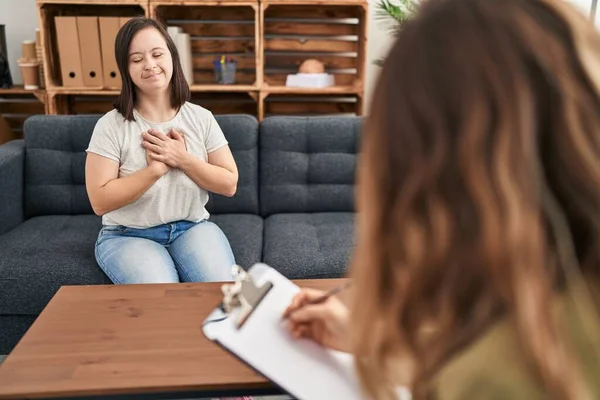 Ragazza Ispanica Con Sindrome Fare Terapia Sorridente Con Mani Sul — Foto Stock