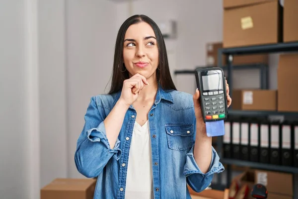 Mulher Hispânica Trabalhando Comércio Eletrônico Pequenas Empresas Segurando Cartão Crédito — Fotografia de Stock