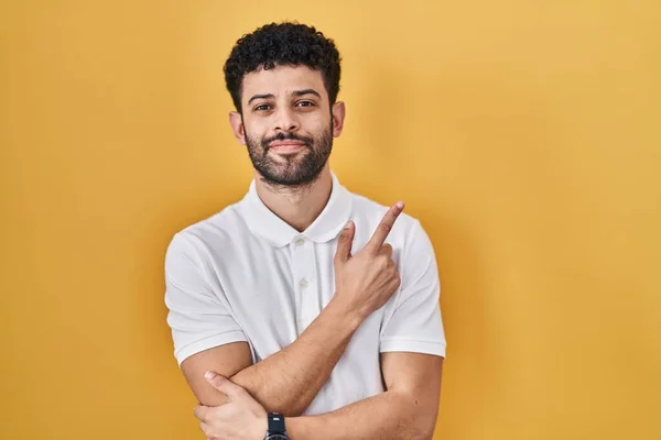 Hombre Árabe Pie Sobre Fondo Amarillo Señalando Con Dedo Mano — Foto de Stock