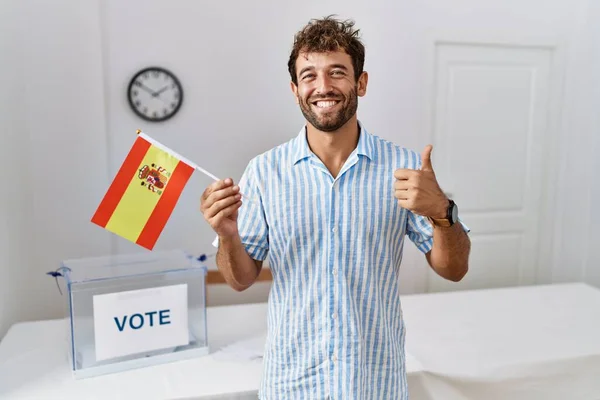 Jovem Homem Bonito Eleição Campanha Política Segurando Bandeira Espanha Sorrindo — Fotografia de Stock