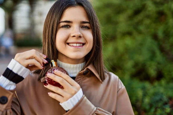 Genç Güzel Esmer Kadın Gülümsüyor Parfüm Sürerken Mutlu Oluyor — Stok fotoğraf