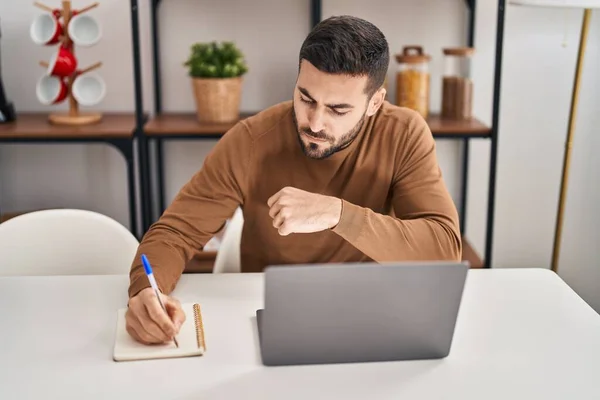 Joven Hombre Hispano Usando Portátil Sentado Mesa Casa —  Fotos de Stock