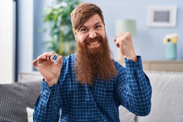 Uomo Caucasico Con Lunga Barba Possesso Valuta Virtuale Bitcoin Urlando — Foto Stock