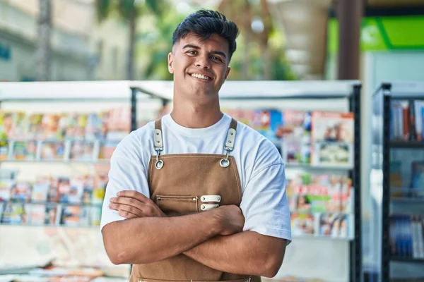 Jeune Homme Hispanique Serveur Souriant Confiant Debout Avec Les Bras — Photo