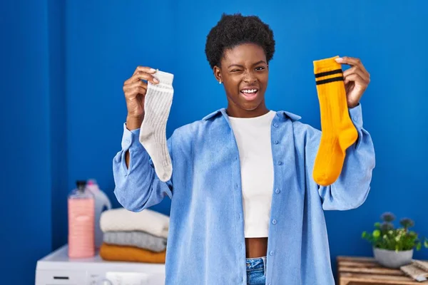 Africano Americano Mulher Segurando Limpo Andy Sujo Meias Piscando Olhando — Fotografia de Stock