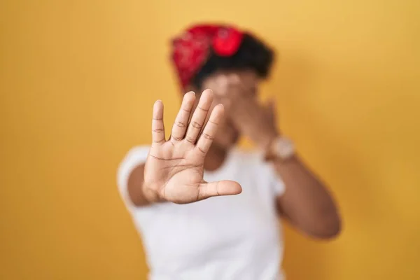 Genç Afro Amerikalı Bir Kadın Sarı Arka Planda Duruyor Elleriyle — Stok fotoğraf