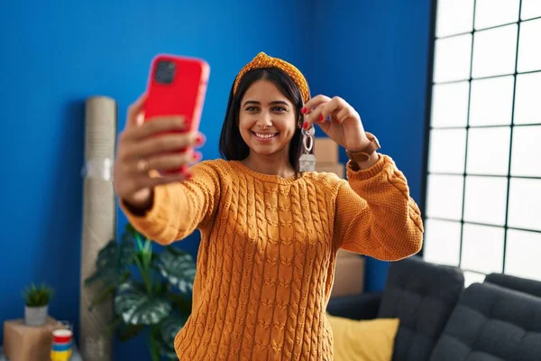 Jovem Mulher Latina Fazer Selfie Pelo Smartphone Segurando Chave Nova — Fotografia de Stock