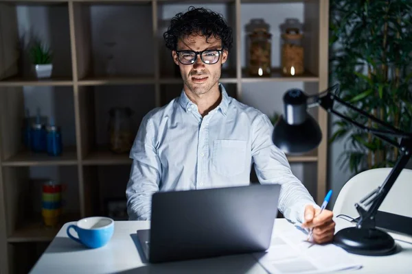 Hispanics Mann Der Nachts Büro Arbeitet Ist Skeptisch Und Nervös — Stockfoto