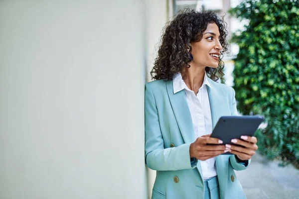 Ung Latinamerikansk Affärskvinna Bär Professionell Ser Leende Säker Staden Med — Stockfoto