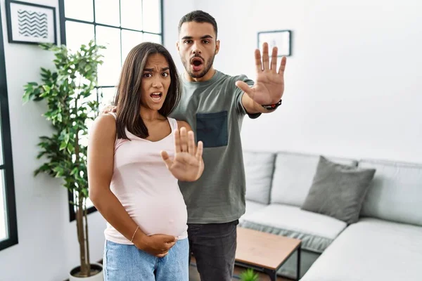 Joven Pareja Interracial Esperando Bebé Tocando Vientre Embarazada Haciendo Stop — Foto de Stock