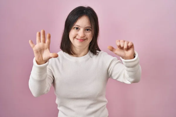 Mujer Con Síndrome Pie Sobre Fondo Rosa Mostrando Apuntando Hacia — Foto de Stock