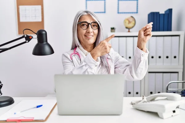 Šedovlasá Žena Středního Věku Nosí Lékařskou Uniformu Používá Notebook Usmívá — Stock fotografie