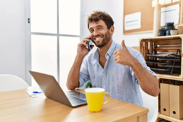 Młody Przystojny Mężczyzna Pracuje Biurze Rozmawia Przez Telefon Uśmiechnięty Szczęśliwy — Zdjęcie stockowe