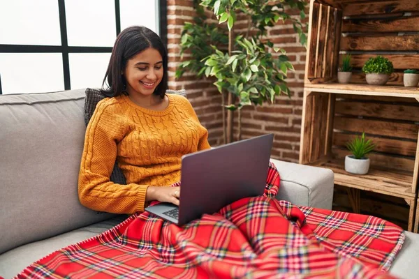Young Latin Woman Using Laptop Sitting Sofa Home — Stockfoto