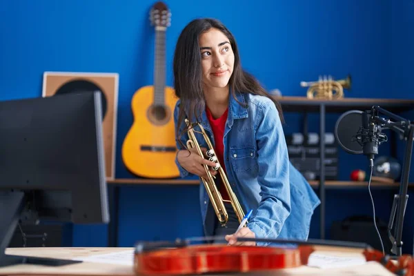 Joven Músico Hispano Sosteniendo Trompeta Componiendo Canción Estudio Música — Foto de Stock
