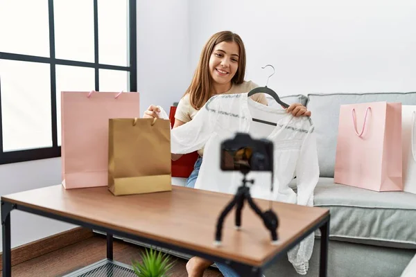 Junge Hispanische Frau Mit Videoanruf Zeigt Kleidung Hause — Stockfoto