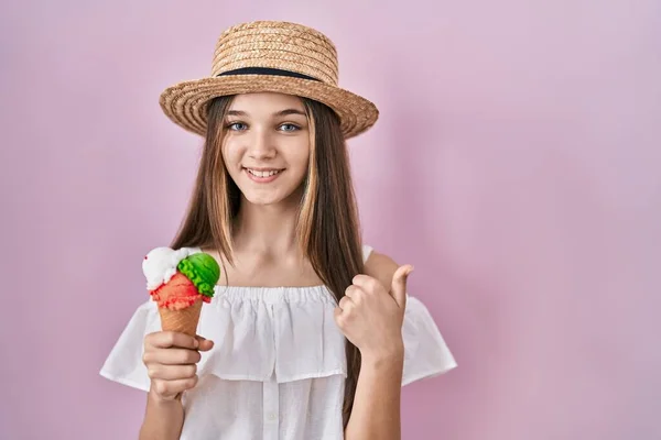 十代の女の子は手で幸せな親指アップジェスチャーを行うアイスクリームを保持します 成功を示すカメラを見ると — ストック写真