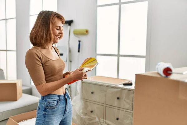 Young Caucasian Woman Smiling Confident Choosing Wall Color Home — Foto de Stock