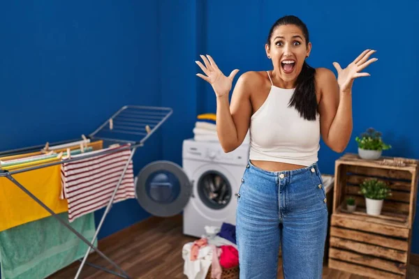 Junge Hispanische Frau Der Waschküche Feiert Sieg Mit Glücklichem Lächeln — Stockfoto