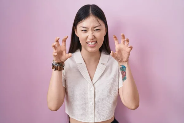 Chinês Jovem Mulher Sobre Fundo Rosa Sorrindo Engraçado Fazendo Gesto — Fotografia de Stock