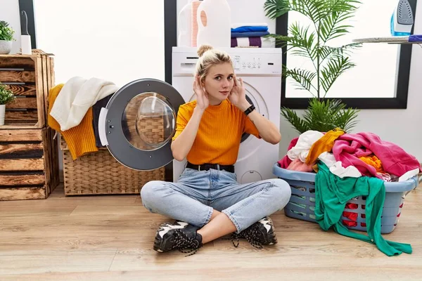 Jonge Blonde Vrouw Doet Zittend Bij Wasmachine Proberend Beide Handen — Stockfoto