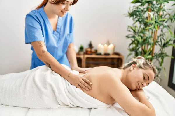 Frauenpaar Lächelt Zuversichtlich Bei Rückenmassage Schönheitszentrum — Stockfoto