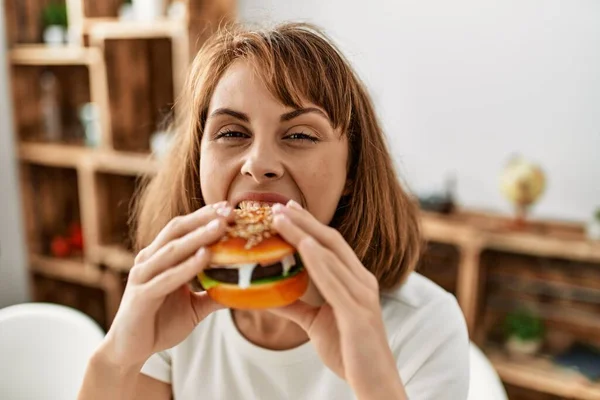 Young Caucasian Woman Eating Classical Hamburger Sitting Table Home — Stock Photo, Image
