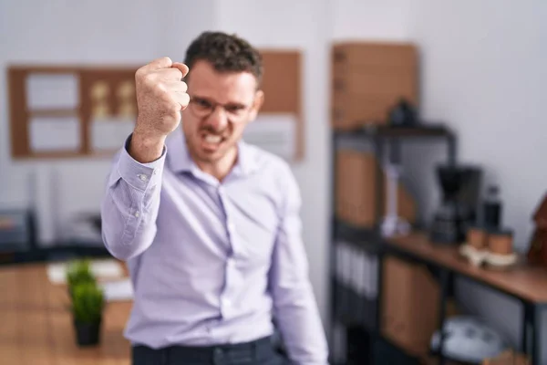 Ung Latinamerikansk Man Kontoret Arg Och Galen Höja Näve Frustrerad — Stockfoto