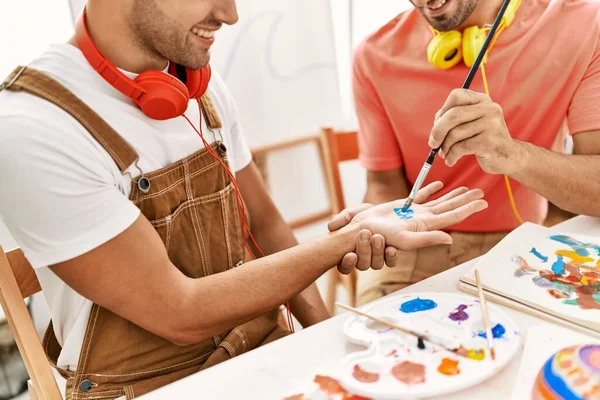 Dois Homens Hispânicos Casal Sorrindo Confiante Pintura Palma Mãos Estúdio — Fotografia de Stock