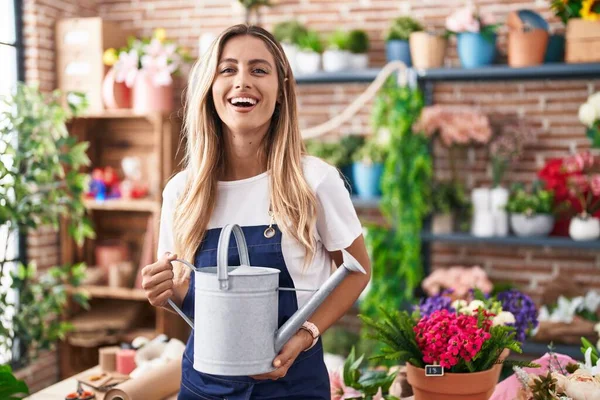 Jovem Loira Trabalhando Florista Loja Sorrindo Rindo Duro Voz Alta — Fotografia de Stock