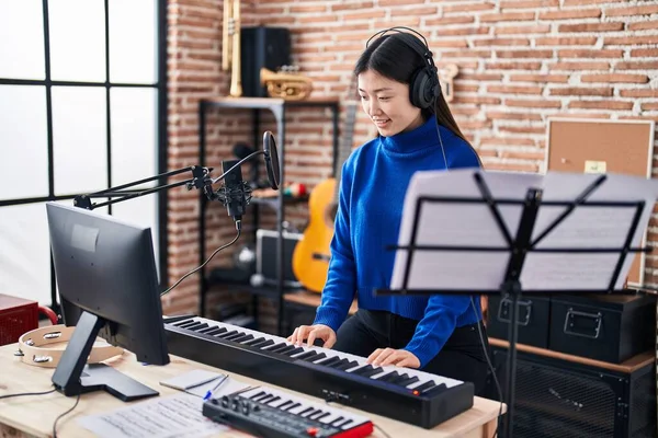 Mulher Chinesa Músico Tocando Teclado Piano Estúdio Música — Fotografia de Stock