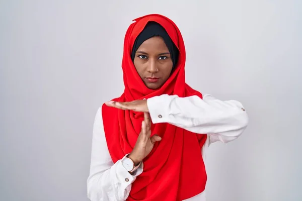 Ung Arabiska Kvinna Bär Traditionell Islamisk Hijab Halsduk Gör Time — Stockfoto