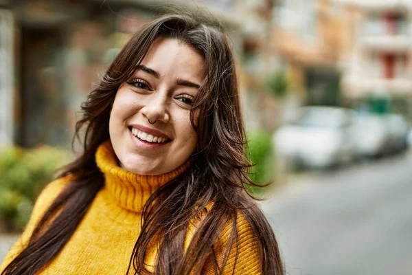 Joven Hermosa Morena Con Jersey Cuello Alto Sonriendo Feliz Aire — Foto de Stock