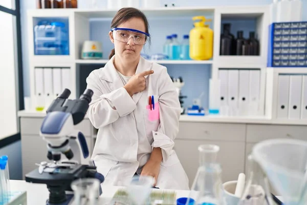 Menina Hispânica Com Síndrome Trabalhando Laboratório Cientista Apontando Com Dedo — Fotografia de Stock