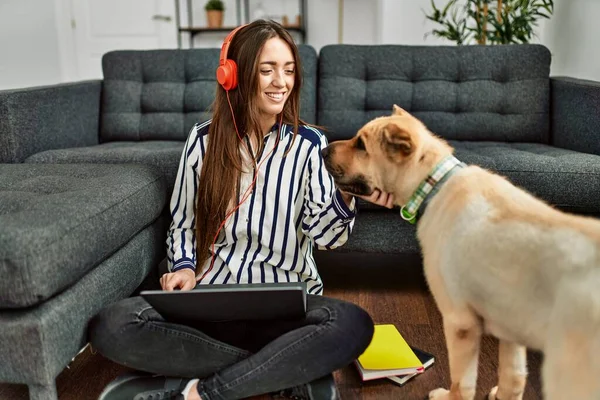 Young Hispanic Woman Using Laptop Sitting Floor Dog Home — ストック写真