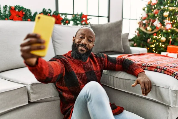 Młody Afroamerykanin Człowiek Zrobić Selfie Przez Smartfona Siedzi Przy Choince — Zdjęcie stockowe