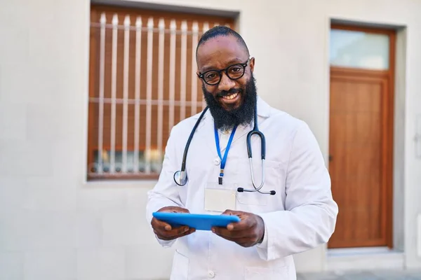 Jovem Afro Americano Vestindo Uniforme Médico Usando Touchpad Hospital — Fotografia de Stock