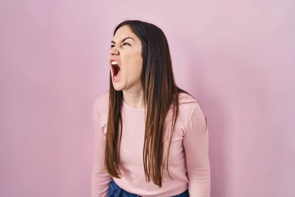 Mladá Brunetka Stojící Nad Růžovým Pozadím Vztekle Šíleně Křičící Frustrovaná — Stock fotografie