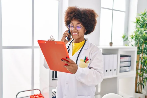 Doktor Üniforması Giyen Afrikalı Amerikalı Kadın Klinikte Akıllı Telefon Okuma — Stok fotoğraf