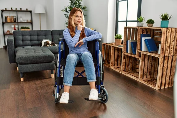 Jovem Mulher Bonita Sentada Cadeira Rodas Casa Olhando Confiante Para — Fotografia de Stock