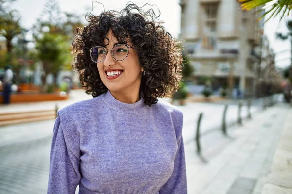 Молодая Женщина Ближнего Востока Уверенно Улыбающаяся Очках Улице — стоковое фото